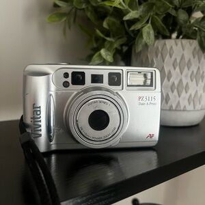 Silver series 1 vivitar digital camera , needs a battery and film